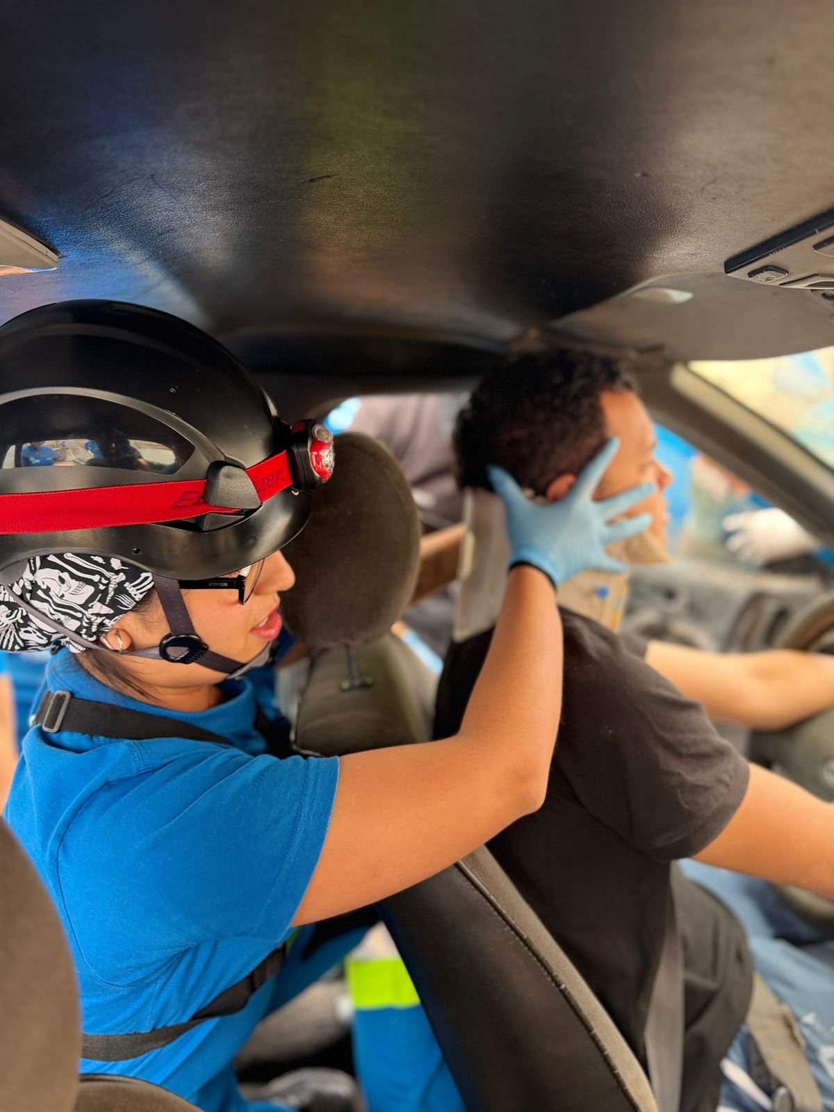 Estudiante de EPP atendiendo a una persona durante una práctica dentro de un vehículo