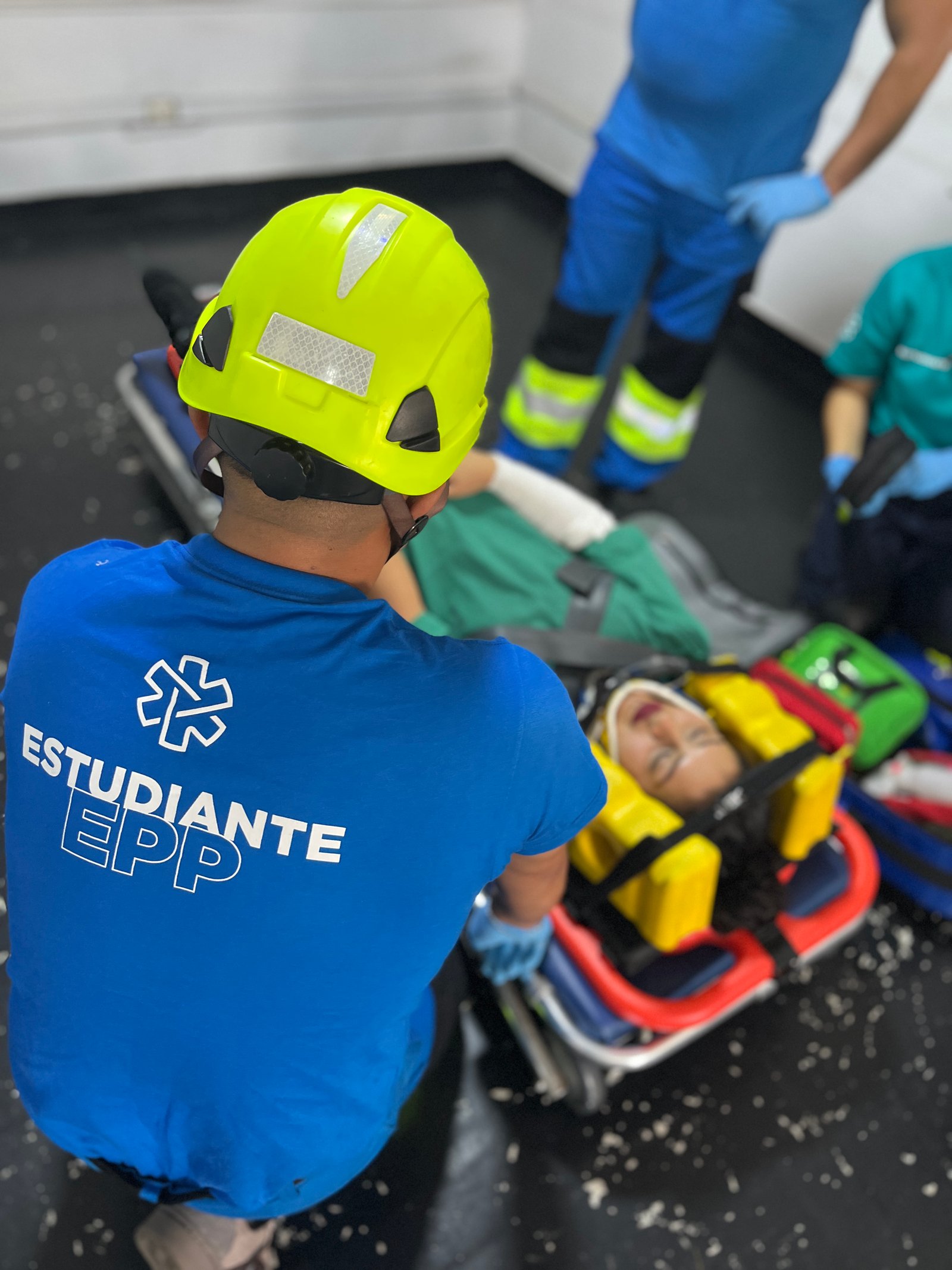 Estudiante EPP durante una práctica de inmovilización y manejo de paciente
