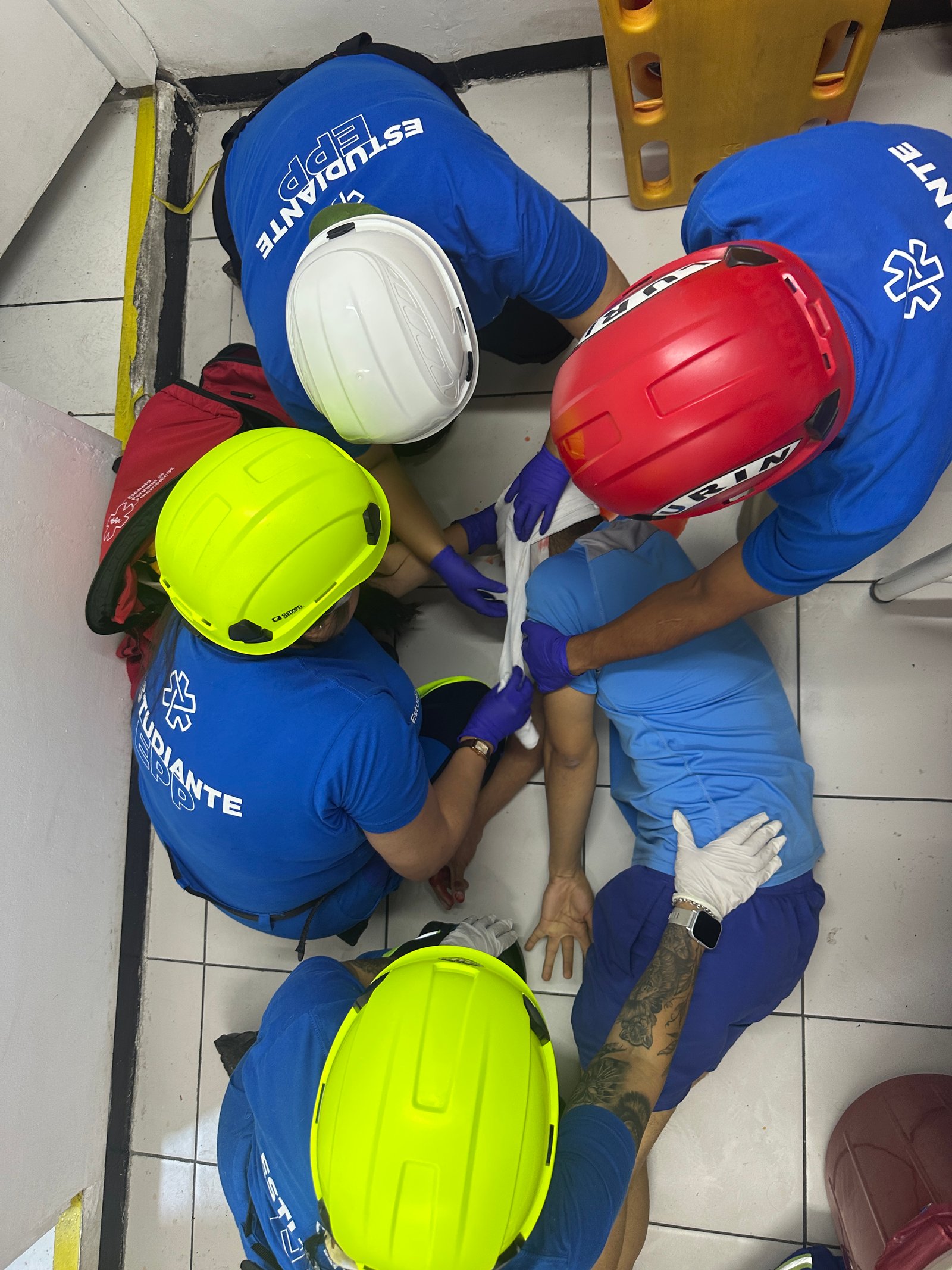 Equipo de estudiantes EPP durante una simulación de atención a paciente