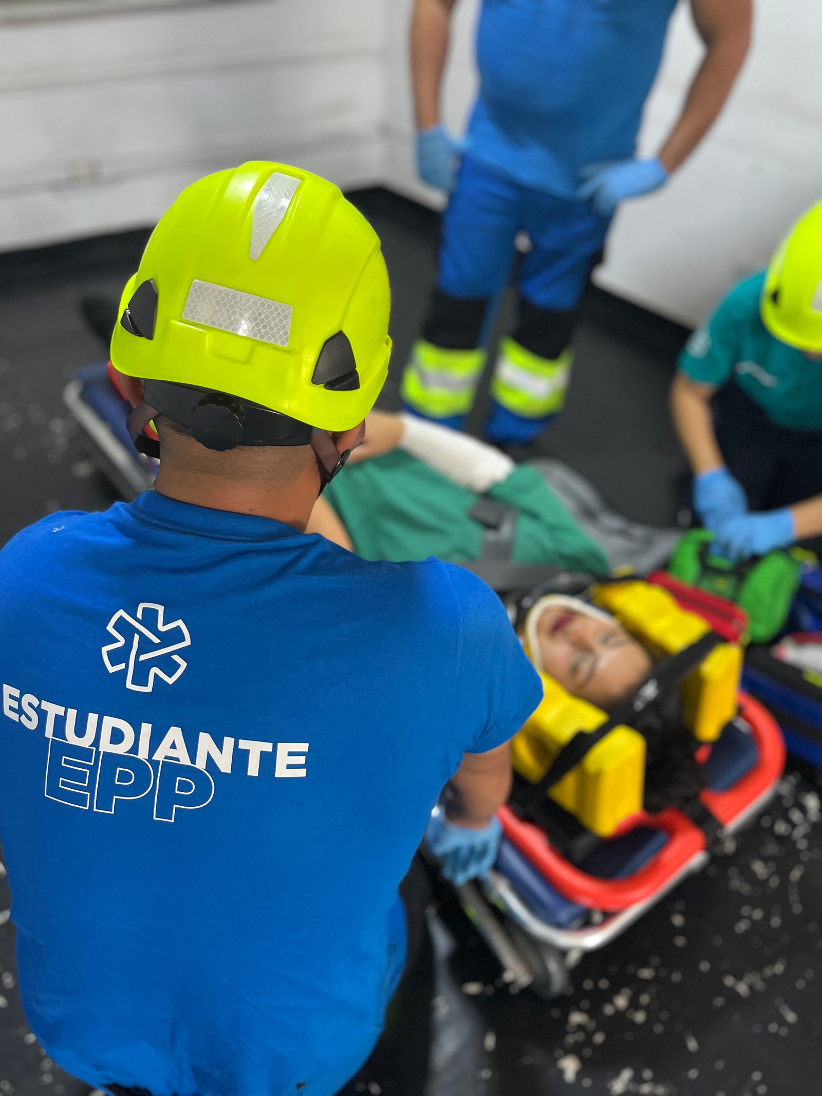 Estudiantes de EPP durante una simulación de atención prehospitalaria
